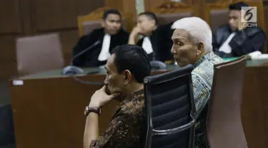 Terdakwa suap dana hibah Kemenpora ke KONI yang juga Sekjen KONI Ending Fuad Hamidy (kiri) dan Bendahara KONI Johnny E Awuy saat menjalani sidang pembacaan tuntutan di Pengadilan Tipikor, Jakarta, Kamis (9/5/2019). Ending dituntut 4 tahun dan Johnny 2 tahun penjara. (Liputan6.com/Helmi Fithriansyah)