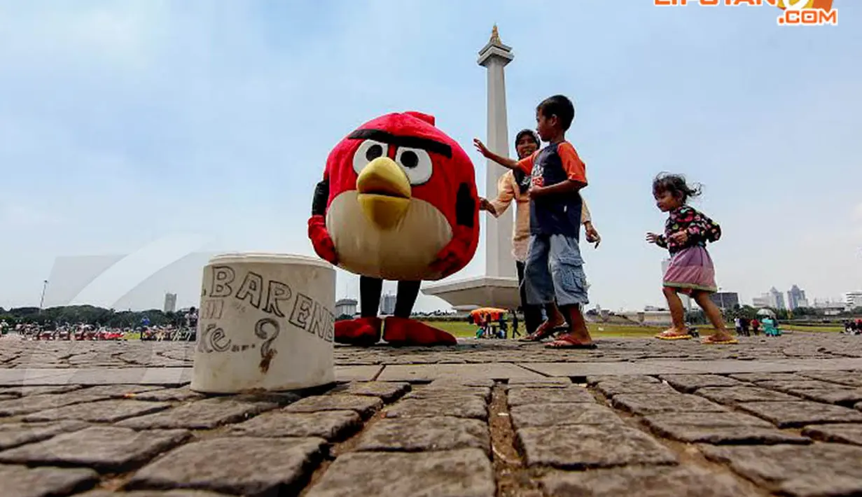 Dua bocah kecil ini tampak asyik bermain dengan manusia boneka Angry Bird   (Liputan6.com/Faizal Fanani)