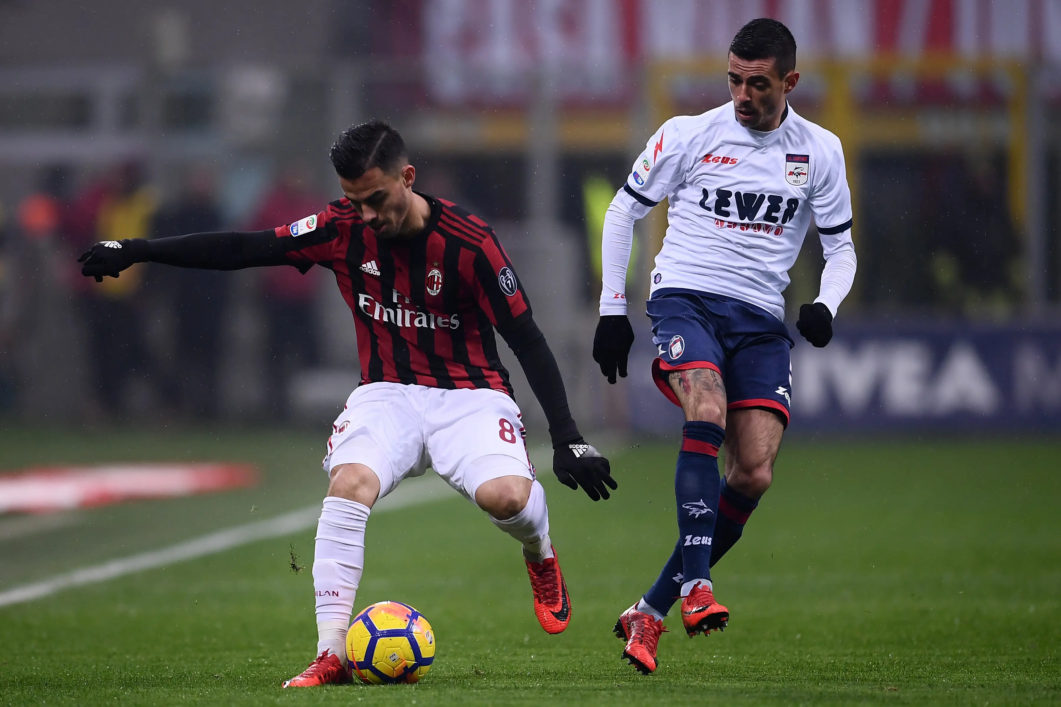 Aksi gelandang AC Milan, Suso saat melawan Crotone di San Siro, Sabtu (6/1/2018). (MARCO BERTORELLO / AFP)