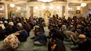 Umat muslim mendengarkan ceramah sebelum melaksanakan salat Idul Fitri 1439 H di masjid Qolsharif di Kazan, Rusia (15/6). (AFP Photo/Saeed Khan)