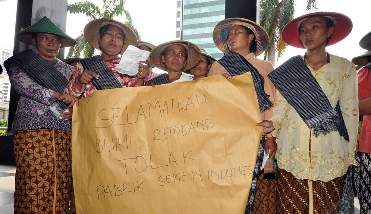 Puluhan petani yang didominasi kaum wanita menyambangi Gedung KPK, Jakarta, Kamis (22/11/2014). (Liputan6.com/Miftahul Hayat)