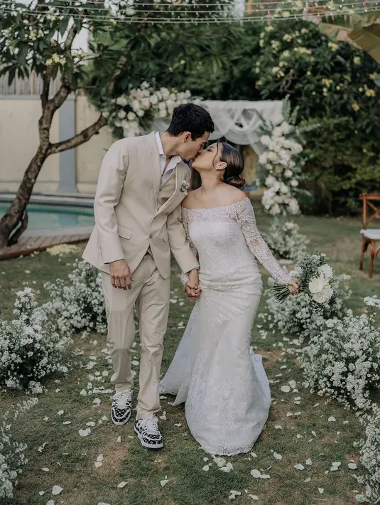 Sementara Dali tampil gagah dengan setelan jas warna ivory, dipadukan dengan vest dan kemeja putih. Selamat untuk pernikahannya Jennifer-Dali! [@jennifercoppenreal20]