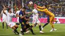 Kiper Sevilla, Tomas Vaclik, menghalau bola saat pertandingan melawan Barcelona pada laga Piala Super Spanyol di Stadion Ibn Batouta, Tangiers, Minggu (12/8/2018). Barcelona menang 2-1 atas Sevilla. (AP/Mosa'ab Elshamy)