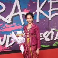 Aghniny Haque, salah satu pemeran Mencuri Raden Saleh tampil anggun mengenakan kebaya merah dari Ghea Fashion Studio. [Fimela/Adrian Utama Putra].