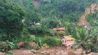 Sampai saat ini, sebanyak 11.309 warga masih mengungsi akibat tempat tinggal mereka hancur dan terancam longsor. (Foto: Achmad Sudarno)