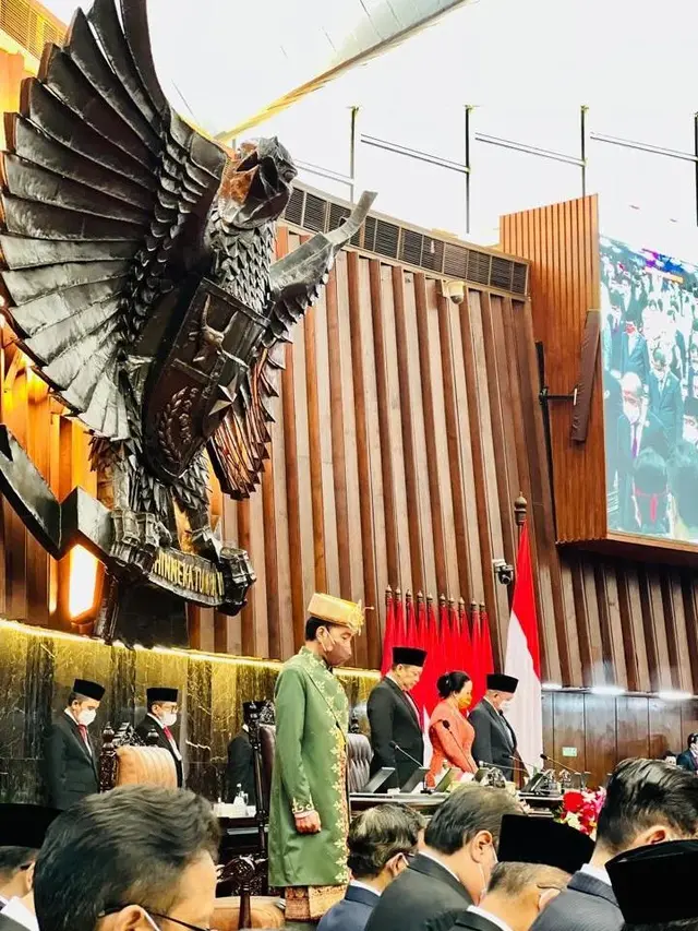 Presiden Jokowi Berbaju Paksian Motif Pucuk Rebung.