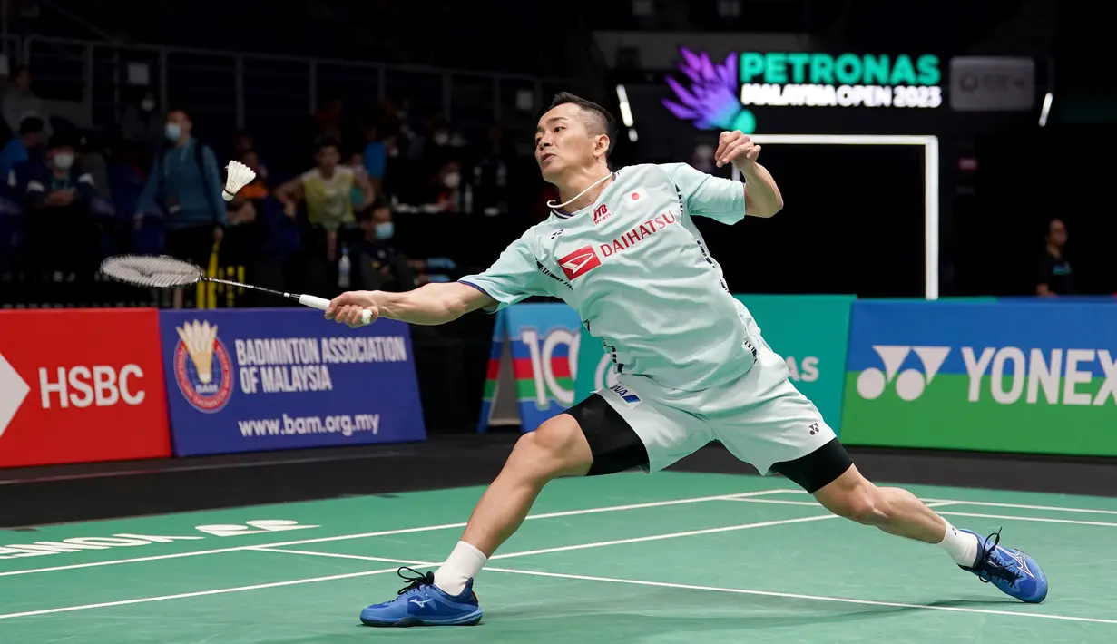 Kenta Nishimoto saat melawan Jonatan Christie pada pertandingan bulu tangkis tunggal putra Malaysia Open 2023 di Bukit Jalil Axiata Arena, Kuala Lumpur, Malaysia, Kamis (12/1/2023). Jonathan Christie kalah dua gim langsung dari Kenta Nishimoto dengan skor 15-21 dan 17-21. (AP Photo/Kien Huo)