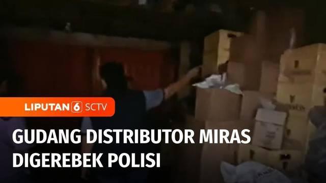 Polisi menggerebek dua gudang penyimpanan dan distributor minuman keras di kawasan Kalideres, Jakarta Barat, Sabtu sore. Dari kedua gudang distributor yang berkedok toko sembako ini, polisi menyita ribuan botol minuman keras berbagai merek.