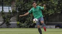 Bek Timnas Indonesia, Rezaldi Hehanusa, mengontrol bola saat latihan di Lapangan ABC Senayan, Jakarta, Jumat (19/1/2018). Pemusatan latihan ini dilakukan jelang Asian Games 2018. (Bola.com/Vitalis Yogi Trisna)