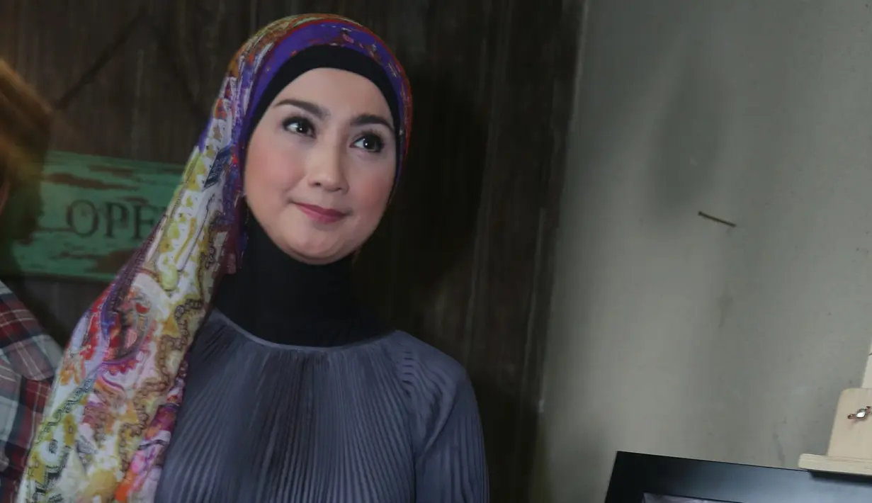 Lain halnya dengan artis lainnya, Desy justru mendapatkan gelar No Comment dari para wartawan. Hal ini lantaran Desy selalu menolak memberikan komentar kepada wartawan jika ditanya mengenai kehidupan pribadinya. (Sumber: Kapanlagi.com/Agus Apriyanto)