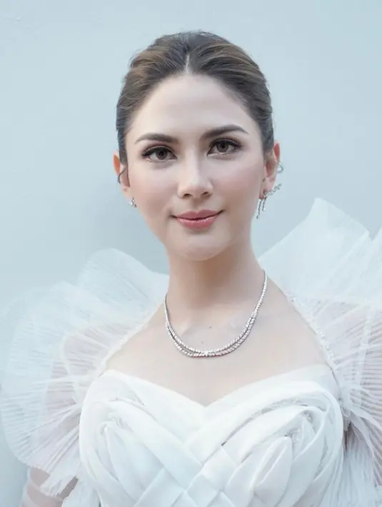 Sama seperti Enzy, Mila turut mempercayakan MUA Eva Lovira untuk riasan wajah yang sempurna di hari istimewa itu.