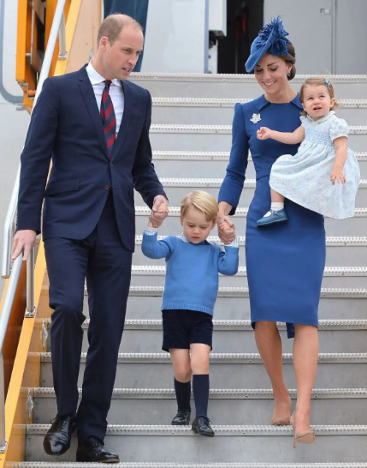 	Pangeran William dan Kate Middleton bersama dua anaknya, George dan Charlotte (The Hollywood Life)