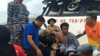 Tim SAR gabungan berhasil mengevakuasi salah satu korban tenggelam KM Marina Baru B2 di perairan antara Kolaka-Siwa. (Liputan6.com/Eka Hakim)