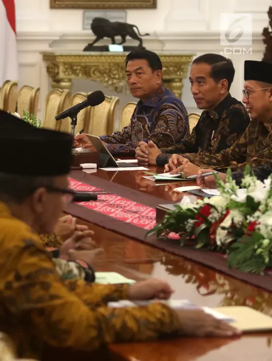 Presiden Joko Widodo berbincang dengan pengurus Lembaga Persahabatan Organisasi Kemasyarakatan Islam (LPOI) di Istana Merdeka, Jakarta, Selasa (22/1). LPOI mendoakan Jokowi kembali terpilih menjadi Presiden Indonesia. (Liputan6.com/Angga Yuniar)