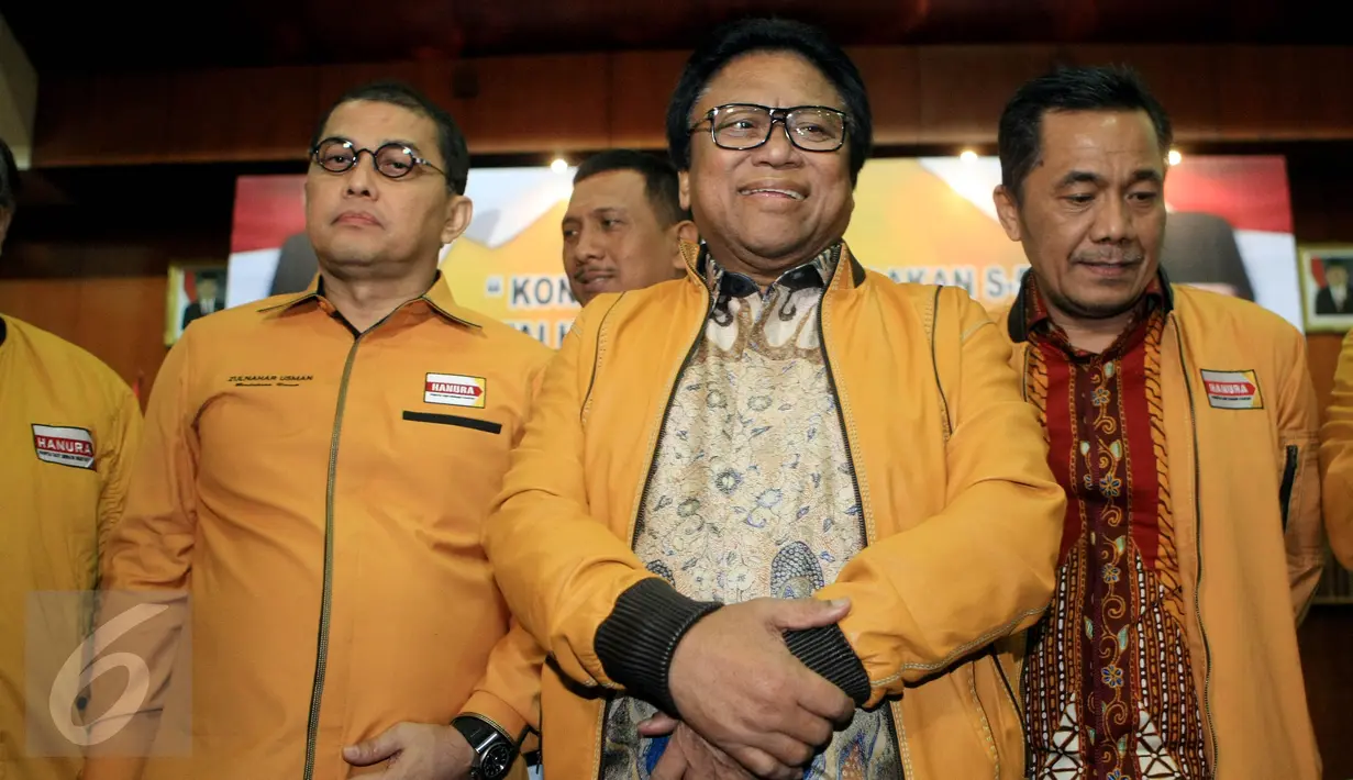 Ketua Umum Partai Hanura Oesman Sapta Odang didampingi kader Partai Hanura memberikan keterangan pers usai menggelar Rapat Pleno Partai Hanura, Jakarta, Kamis (4/5). (Liputan6.com/Johan Tallo)