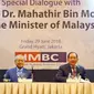 PM Malaysia, Mahathir Mohamad (kedua kiri) dan Ketua IMBC Tanri Abeng (kedua kanan) saat melakukan pertemuan tertutup bagi media di Jakarta, Jumat (29/06). Pertemuan membahas peningkatan perdagangan dan investasi kedua Negara. (Liputan6.com/HO/Ismail)