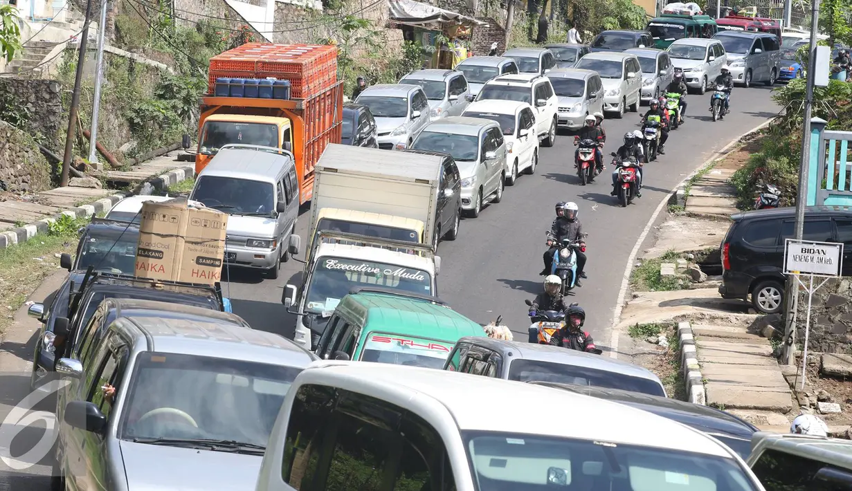 Kendaraan terjebak kemacetan di sepanjang Simpang Cagak Nagreg, Jawa Barat, Minggu (3/7). Tingginya volume kendaraan serta aktivitas pasar menjadi penyebab kemacetan di kawasan tersebut. (Liputan6.com/Immanuel Antonius)