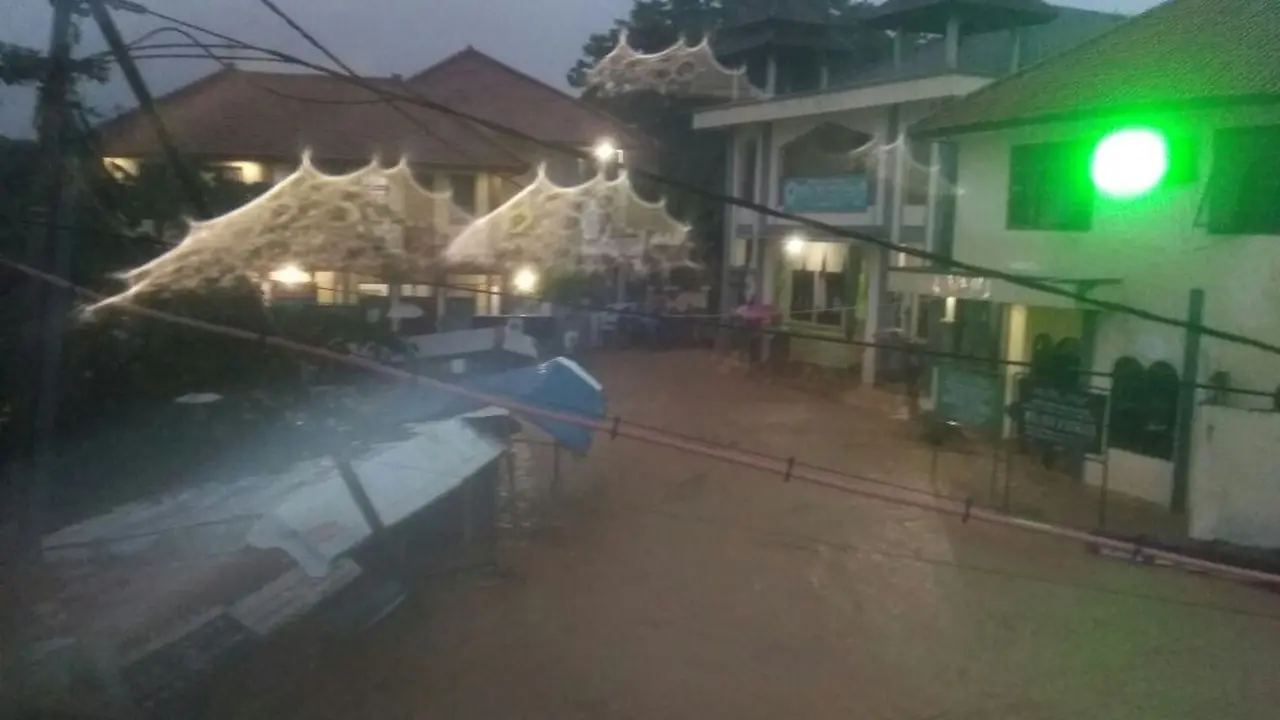 Cirebon Timur Banjir, Akses Ke Ponpes Buntet Sempat Terputus