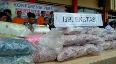 Barang bukti narkoba berupa pil ekstasi yang disita Direktorat Reserse Narkoba Polda Riau.