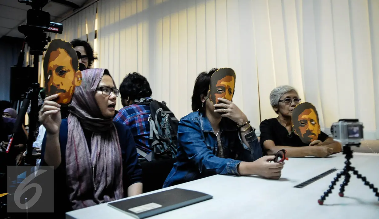 Sejumlah aktivis HAM menggunakan topeng Munir saat mengikuti sidang putusan di ruang komisioner Komisi Informasi Publik (KIP) di Jakarta, Senin (10/10).  (Liputan6.com/Faizal Fanani)