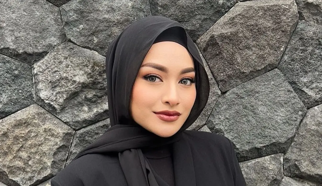 Aura cantik Nathalie Holscher memancar sempurna dalam foto ini. Dalam balutan outfit berwarna serba hitam polos, Nathalie berhasil menonjolkan makeup bernuansa cokelat hangat yang sempurna di wajahnya. Mana makeup Nathalie yang jadi favoritmu, Sahabat FIMELA? Foto: Instagram.