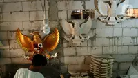 Perajin menyelesaikan pembuatan patung Garuda Pancasila yang terbuat dari serat kaca (fiberglas) di kawasan Kalimalang, Jakarta Timur, Selasa (16/8/2022). Jelang HUT Kemerdekaan RI, permintaan patung Garuda Pancasila meningkat hingga 80 persen. (merdeka.com/Arie Basuki)