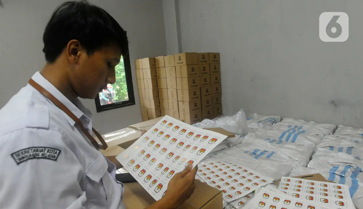 Sementara itu, untuk kedatangan kotak suara tersebut secara bertahap akan didistribusikan nantinya ke 3.824 TPS yang tersebar di Kota Tengerang Selatan. (merdeka.com/Arie Basuki)