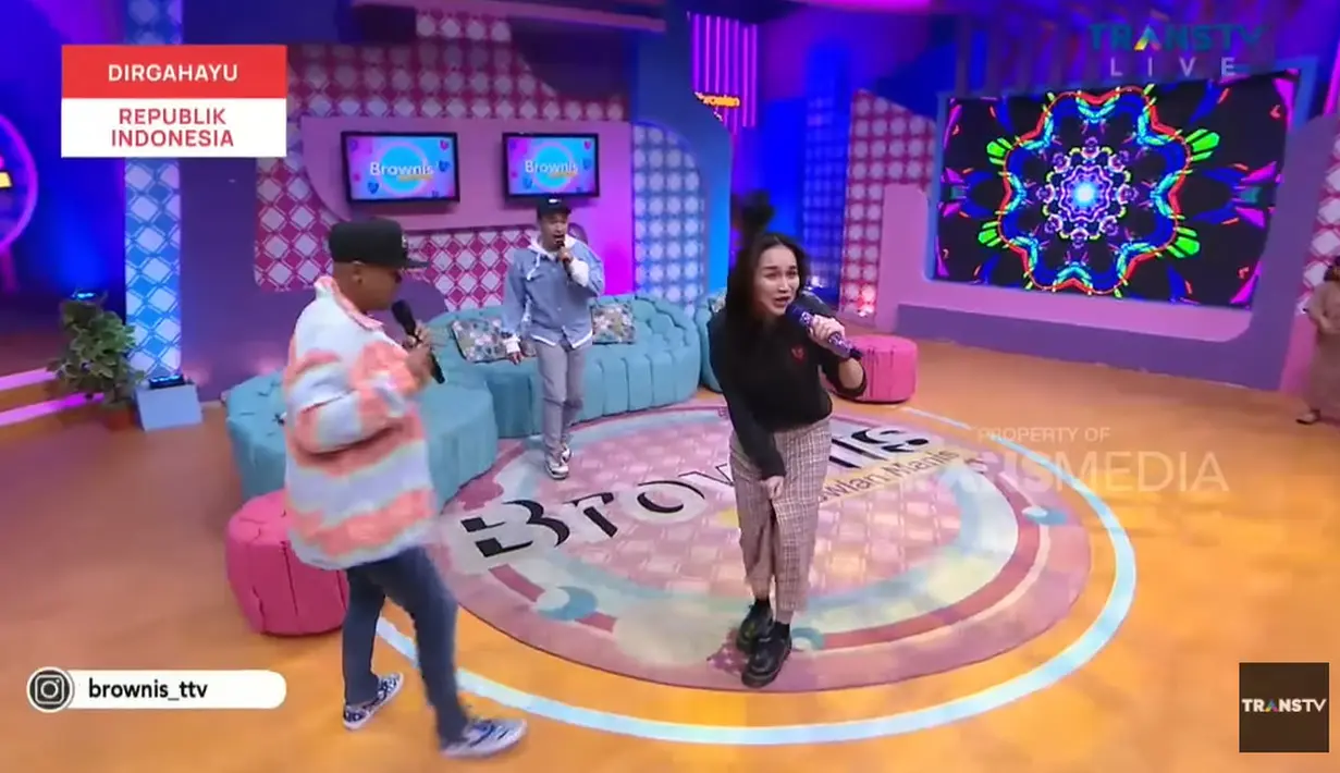 Ayu Ting Ting tetap profesional dan melanjutkan penampilannya sembari menutup roknya yang sobek. (Foto: YouTube/ Trans TV Official)