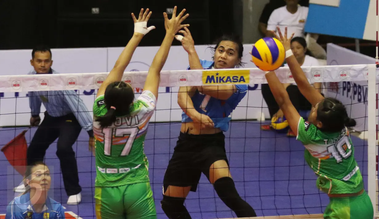 Pebola voli putri Jakarta Electric PLN, Aprilia Manganang melakukan smes ke pebola voli putri Gresik Petrokimia Veronica Angeloni pada Proliga 2017 di Gor Sritex Arena, Solo, Jawa Tengah, Sabtu (8/4). (Liputan6.com/Gempur M. Surya)