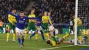 Striker Leicester, Jamie Vardy, merayakan gol bunuh diri kiper Norwich, Tim Krul, pada laga Premier League di Stadion King Power, Leicester, Sabtu (14/12). Kedua klub bermain imbang 1-1. (AFP/Oli Scarff)