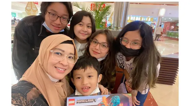 Disebut Calon Mantu, Ini 6 Kebersamaan Saskia Chadwick dengan Okie Agustina
