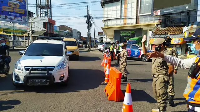 Beberapa petugas satgas Covid-19 tengah melakukan penyekatan kendaraan dalam simulasi sekaligus sosialiasasi PPKM Darurat di Garut.