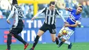Striker Juventus, Federico Bernardeschi, berebut bola dengan striker Sampdoria, Fabio Quagliarella, pada laga Serie A Italia di Stadion Luigi Ferraris, Genoa, Minggu (19/11/2017). Sampdoria menang 3-2 atas Juventus. (AP/Simone Arveda)