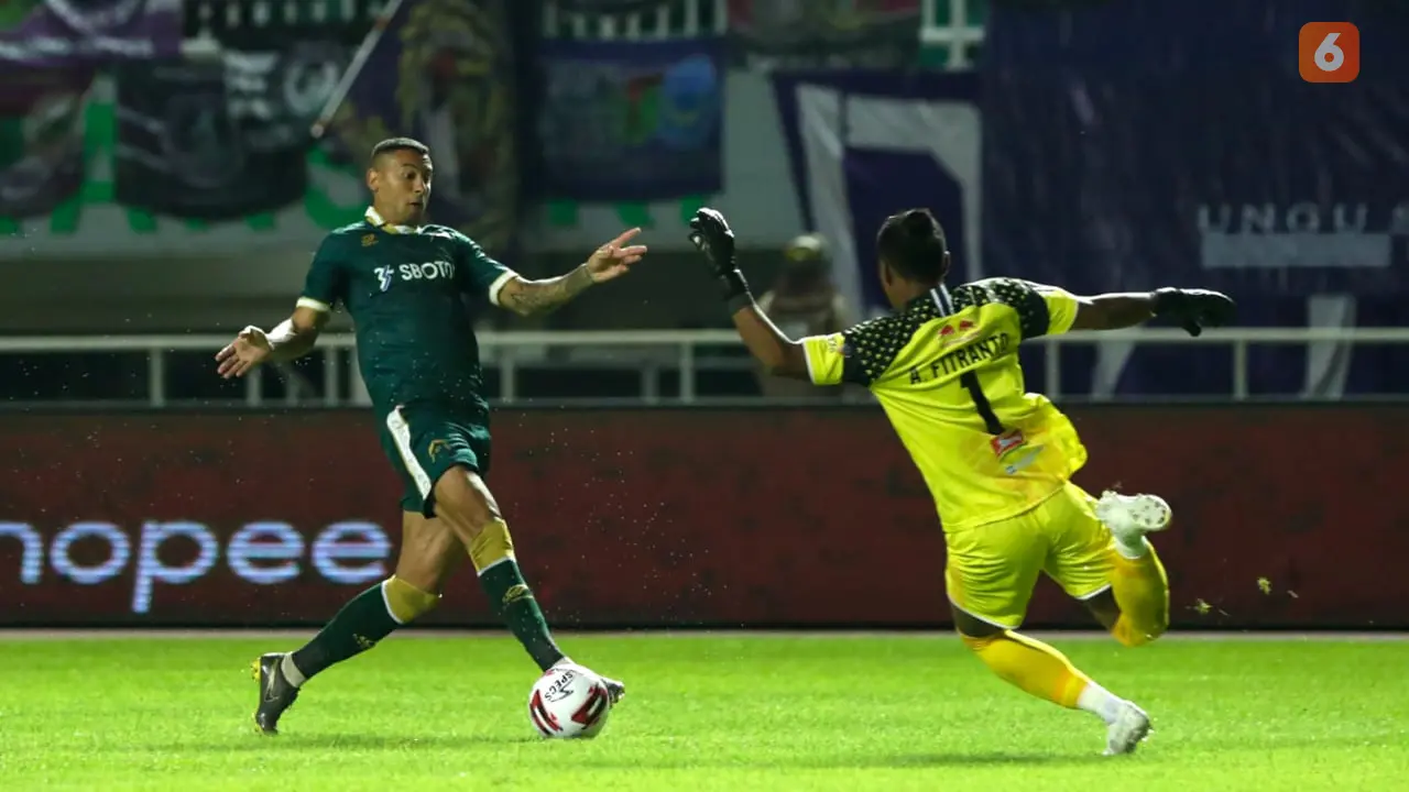 Alex Goncalves Saat Kelabui Kiper Persita