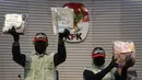 Petugas KPK menunjukkan barang bukti uang tunai hasil operasi tangkap tangan (OTT) yang menjerat jajaran Rektorat Universitas Jenderal Soedirman (Unsoed) di Gedung Merah Putih KPK, Jakarta, Jumat, 21 Agustus 2026. (KLY/ Arie Basuki)