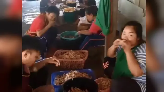 Sebuah pabrik penyedia ceker ayam jadi sorotan karena mengupas kulit dan kuku ceker ayam dengan mulut (Facebook/เพจคลิปดังเฟซบุ๊ก)