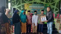 HDCI Jatim membagikan baksos ke warga Malang. (Dian Kurniawan/Liputan6.com)