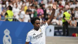 Real Madrid resmi memperkenalkan penyerang potensial Endrick Felipe ke hadapan publik di stadion Santiago Bernabeu. (JAVIER SORIANO / AFP)