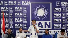 Ketua Dewan Pimpinan Wilayah (DPW) Partai Amanat Nasional (PAN) Provinsi DKI Jakarta Eko Hendro Purnomo atau Eko Patrio (tengah) memberi pengarahan saat konsolidasi bakal calon anggota legislatif di Jakarta, Sabtu (24/3). (Liputan6.com/JohanTallo)