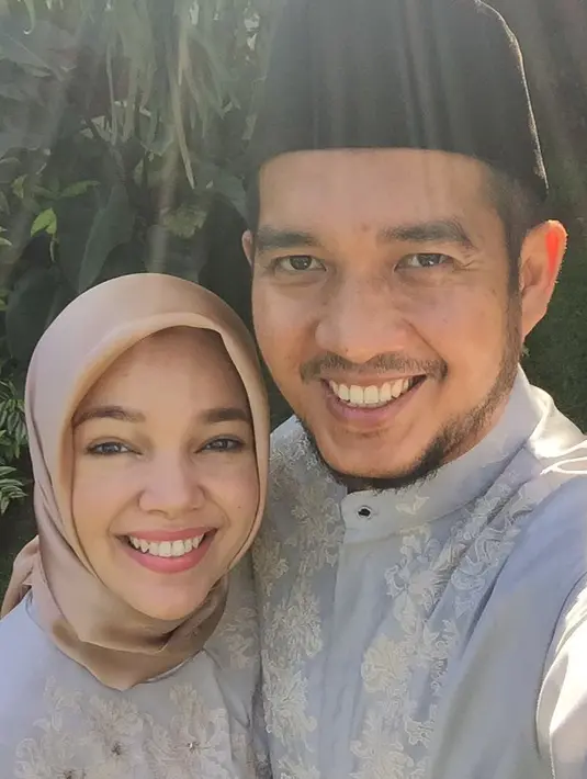 Saat lebaran, Dewi Sandra dan Agus Rahman terlihat kompak dengan mengenakan motif busana yang sama. (Foto: instagram.com/dewisandra)