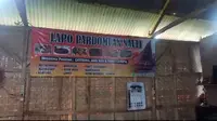 Berada di jalur wisata Jalan Ibrahim Adji, Kecamatan Tarogong Kaler Garut, kebaradaan warung jajanan itu, cukup efektif dituju warga termasuk pemudik yang akan melakukan perjalanan di kota Garut. (Liputan6.com/Jayadi Supriadin)