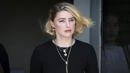 Aktris Amber Heard meninggalkan Gedung Pengadilan Fairfax County di Fairfax, Virginia, Amerika Serikat, 1 Juni 2022. Ada formula khusus untuk memetakan Amber Heard punya wajah sempurna, mulai dari pertimbangan jarak di antara alis, dahi, mata, hingga bibir untuk menggambarkan kesempurnaan. (Win McNamee/Getty Images/AFP)