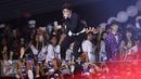 Penggemar Aliando Syarief mengambil gambar Aliando saat tampil di The Biggest Concert Magicaliando di Studio 6 Emtek City, Jakarta, Rabu (26/10). Ultah ke-20, Aliando dibuatkan konser khusus oleh SCTV. (Liputan6.com/Herman Zakharia)