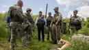Presiden Ukraina, Volodymyr Zelensky saat mengunjungi garis depan medan pertempuran dengan separatis pro-Rusia di Lugansk, Senin (27/5/2019). Sejak lima tahun terakhir, Ukraina berada dalam status berperang dengan separatis pro-Rusia. (STR/UKRAINE PRESIDENTIAL PRESS SERVICE/AFP)