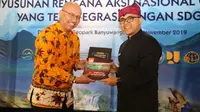 Direktur Sumber Daya Energi Mineral Pertambangan Bappenas, Yahya Rahmana Hidayat bersama Bupati Banyuwangi Abdullah Azwar Anas.