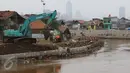Aktivitas alat berat dalam rangka proyek normalisasi Sungai Ciliwung di Jakarta, Selasa (8/11). Pemprov DKI menargetkan normalisasi Sungai Ciliwung rampung pada 2018 mendatang yang akan ditunjang dengan ketersediaan rusun. (Liputan6.com/Immanuel Antonius)