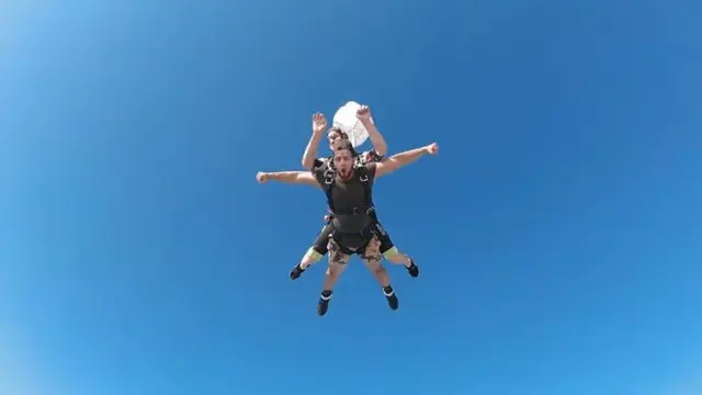 7 Momen Seru Ammar Zoni Saat Berlibur di Dubai, Coba Sky Diving
