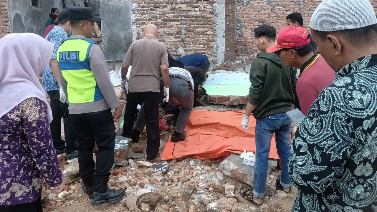 Bangunan Tempat Ibadah di Kudus Roboh Tewaskan Seorang Buruh