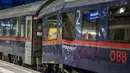 Kondisi gerbong kereta yang rusak usai mengalami tabrakan di stasiun kereta api utama di Salzburg, Austria (20/4). Sedikitnya 40 orang mengalami luka-luka dalam insiden ini.  (FMT/Wolfgang Moser/APA/AFP)