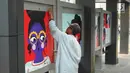 Pekerja memasang karya seni rupa di halte bus Jalan Jenderal Sudirman, Jakarta, Selasa (27/8/2019). Karya seni yang dipajang di halte bus dan stasiun MRT tersebut dibuat dalam rangkaian acara Jakarta Art Week 2019. (Liputan6.com/Immanuel Antonius)